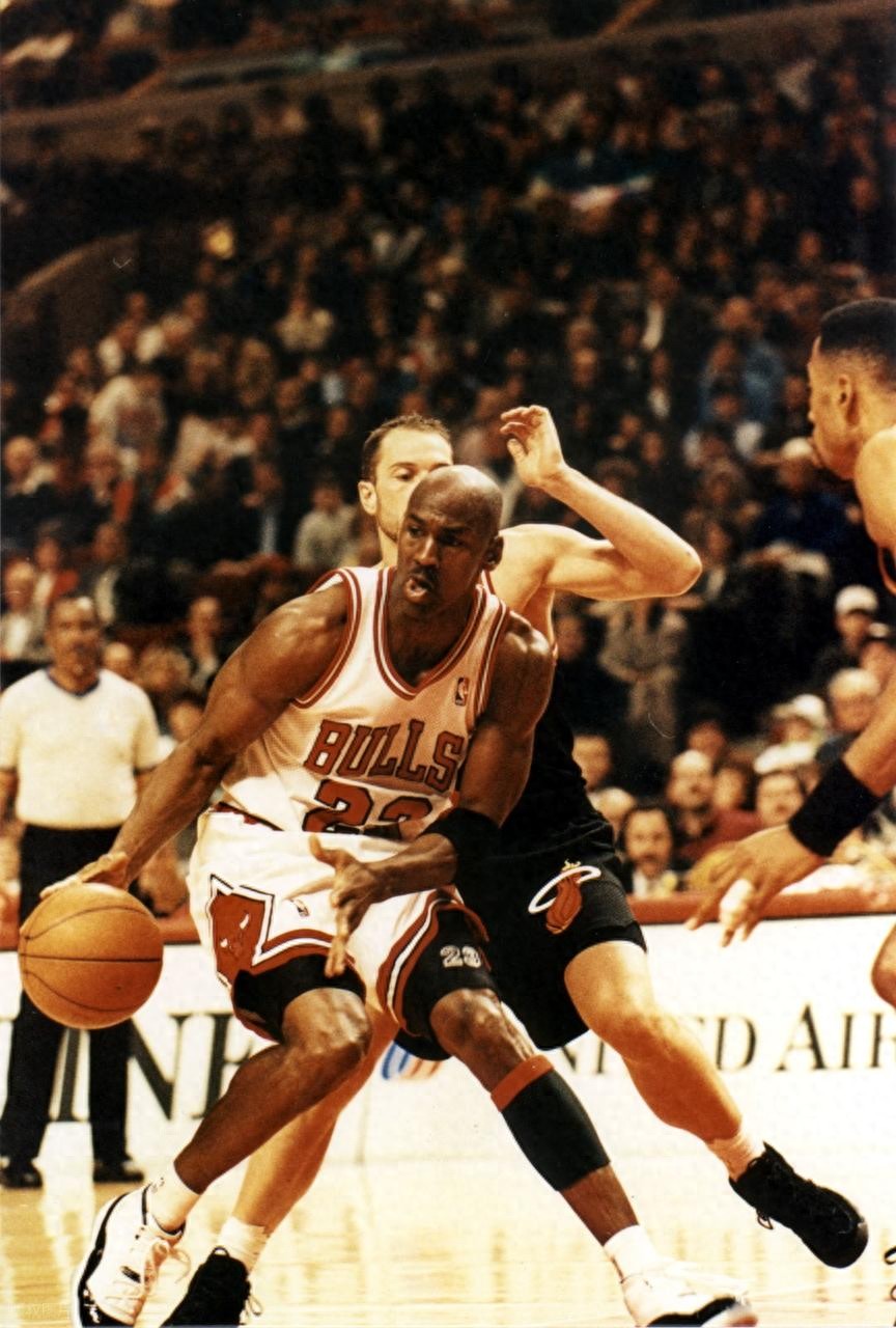 篮球选手刷新世界纪录，震撼全场