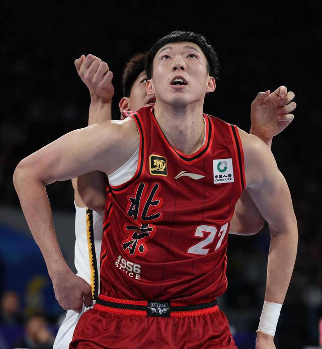 马刺轻取北京队，周琦刷新纪录