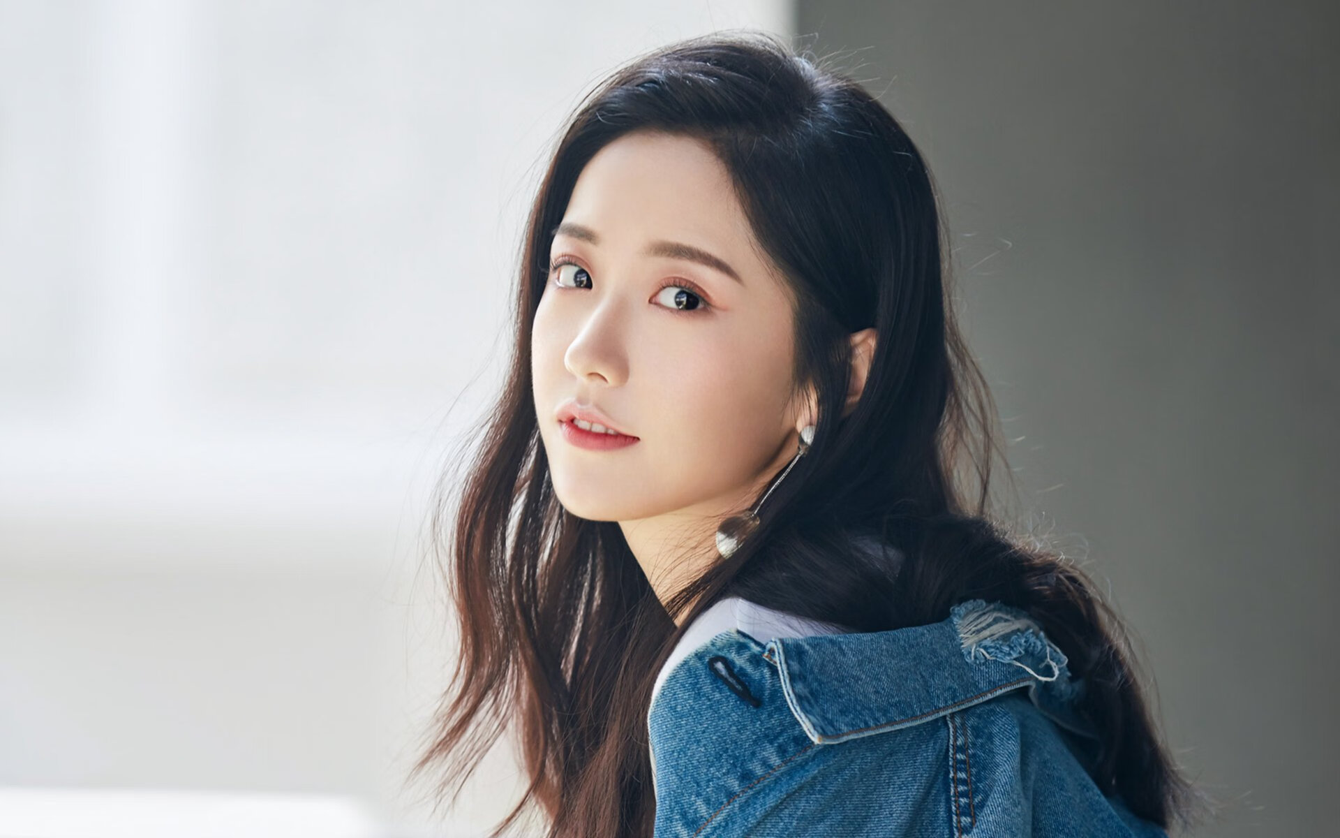 开云体育中国-风车碾碎陶瓷工坊，一道闪电完成救赎